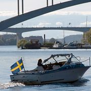 
En man i en fritidsbåt njuter av oktobersolen på Mälaren vid Norr Mälarstrand i Stockholm.