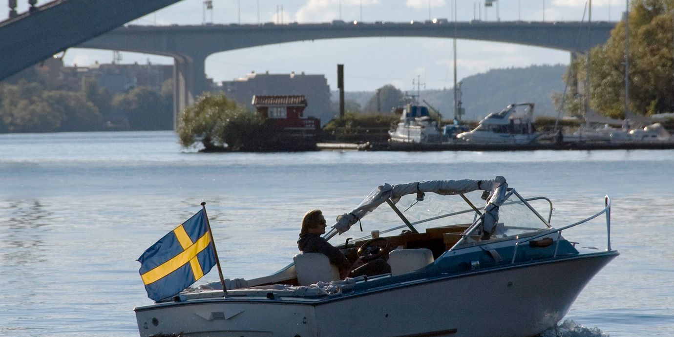 
En man i en fritidsbåt njuter av oktobersolen på Mälaren vid Norr Mälarstrand i Stockholm.