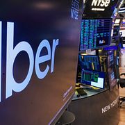 Uber logotyp på en handelsskärm på New York-börsen.