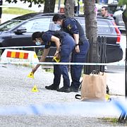 Polisen arbetar på brottsplatsen. 