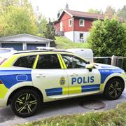 Polis vid brottsplatsen.