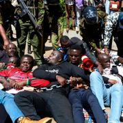 Polis griper demonstranter i Nairobi, 30 december.