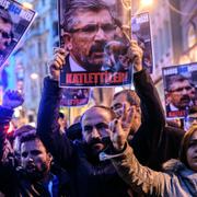 Demonstration i Istanbul. ”De slaktade honom”, står det på plakaten.