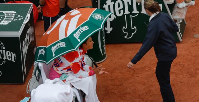 Tennisstjärnan Victoria Azarenka under paraplyet. Alessandra Tarantino / TT NYHETSBYRÅN