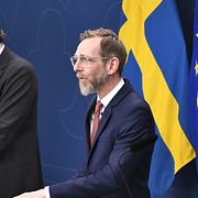 Socialminister Jakob Forssmed (KD) tillsammans med representanter från Folkhälsomyndigheten.
