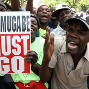 Protester i Harare mot president Mugabe.