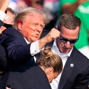 Arkivfoto: Agenter från Secret service skyddar Donald Trump efter att ett skott strukit hans öra vid ett kampanjmöte i Butler, Pennsylvania den 13 juli 2024. 