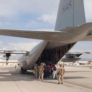 Svenska försvarmaktens Hercules 848 evakuerar människor på Kabuls flygplats.