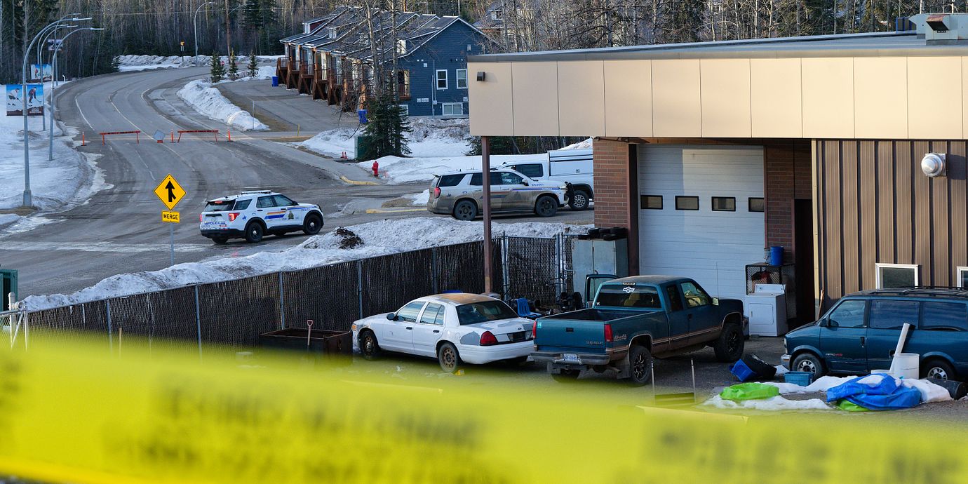 Polis arbetar vid brotsplatsen i Tumbler Ridge dagen efter skjutningen.
