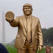 Illustrationsbild. En staty föreställande Donald Trump med en bitcointoken i handen.
