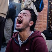 Anhängare till Ali Khamenei skriker ut sin sorg på Teherans gator.