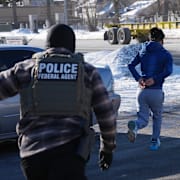 En handfängslad man jagas av federal polis.