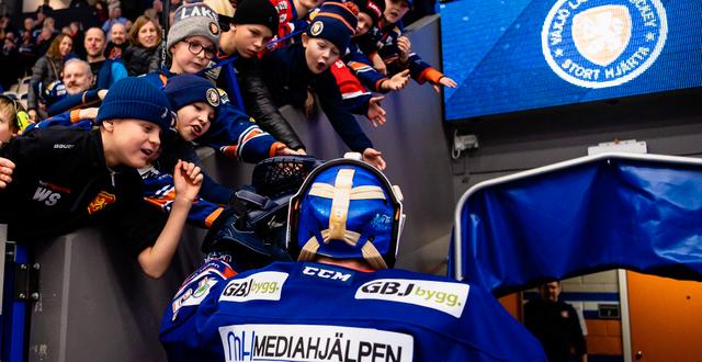 Växjös målvakt Viktor Andrén hälsar på fans före pandemin. Bilden är tagen 26 december 2019.  JONAS LJUNGDAHL / BILDBYRÅN
