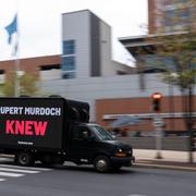 Bilist protesterar mot Fox News. 17 april 2023. Matt Rourke / AP