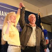 Greg Gianforte firar efter att ha vunnit kongressvalet i Montana.