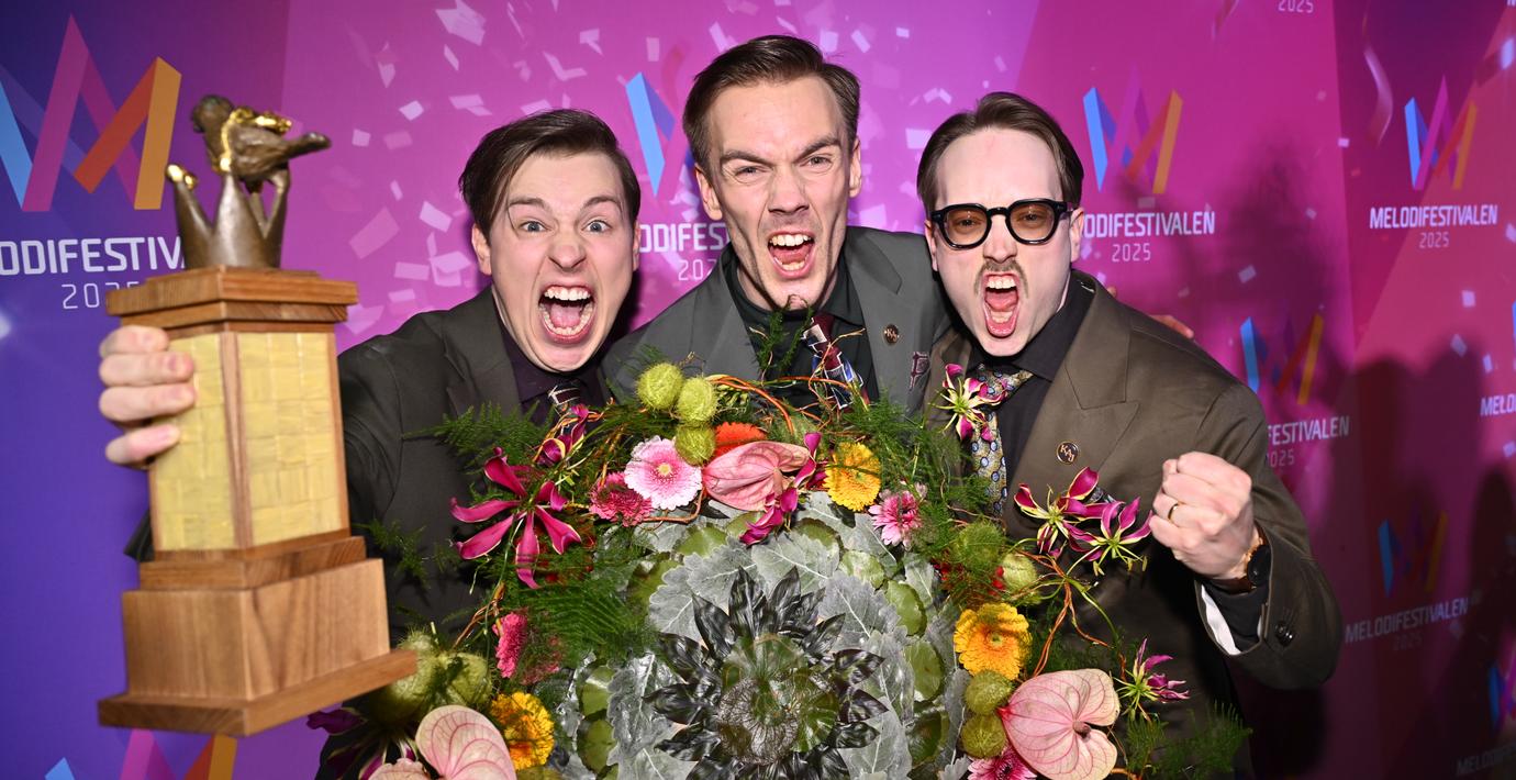 KAJ under efterfesten på Mall of Scandinavia efter Melodifestivalfinalen. Från vänster Jakob Norrgård, Kevin Holmström och Axel Åhman. 