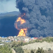 Bild föreställer oljeraffinaderiet under tisdagen från Exilenovaplus på Telegram.