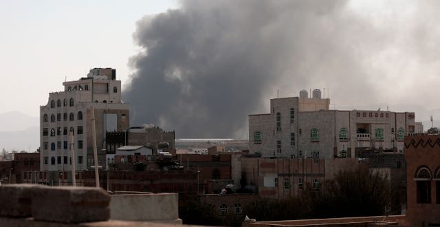 Röken stiger mot skyn efter luftangreppet mot Sanaa. Hani Mohammed / TT NYHETSBYRÅN