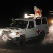 Röda Korset transporterar kvarlevor av tre tidigare överlämnade gisslan från Hamas till de israeliska styrkorna i Gaza den 2 november 2025. 