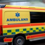 En ambulans under utryckning. Akrivbild. 