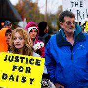 Människor protesterar för Daisy Coleman 2013.