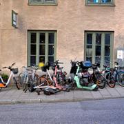 Cyklar, elcyklar och elsparkcyklar i Stockholm. 