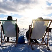 Människor sitter på isen utanför Helsingfors.