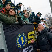 Sundling hälsar på några fans efter loppet.