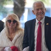 Peter Navarro och Bonnie Brenner anländer till Trumps Mar-a-Lago Club.