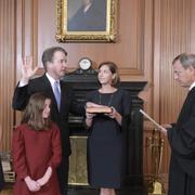 Brett Kavanaugh svärs in i högsta domstolen av chefsdomaren John Roberts. På bilden även hans fru och två döttrar.