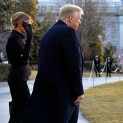 Donald Trump lämnar, tillsammans med hustrun Melania, Vita huset under sin sista dag som president.