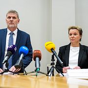 Åklagare Espen Hanken vid Kripos och Kathrine Tonstad vid PST under en presskonferens på tisdagen.