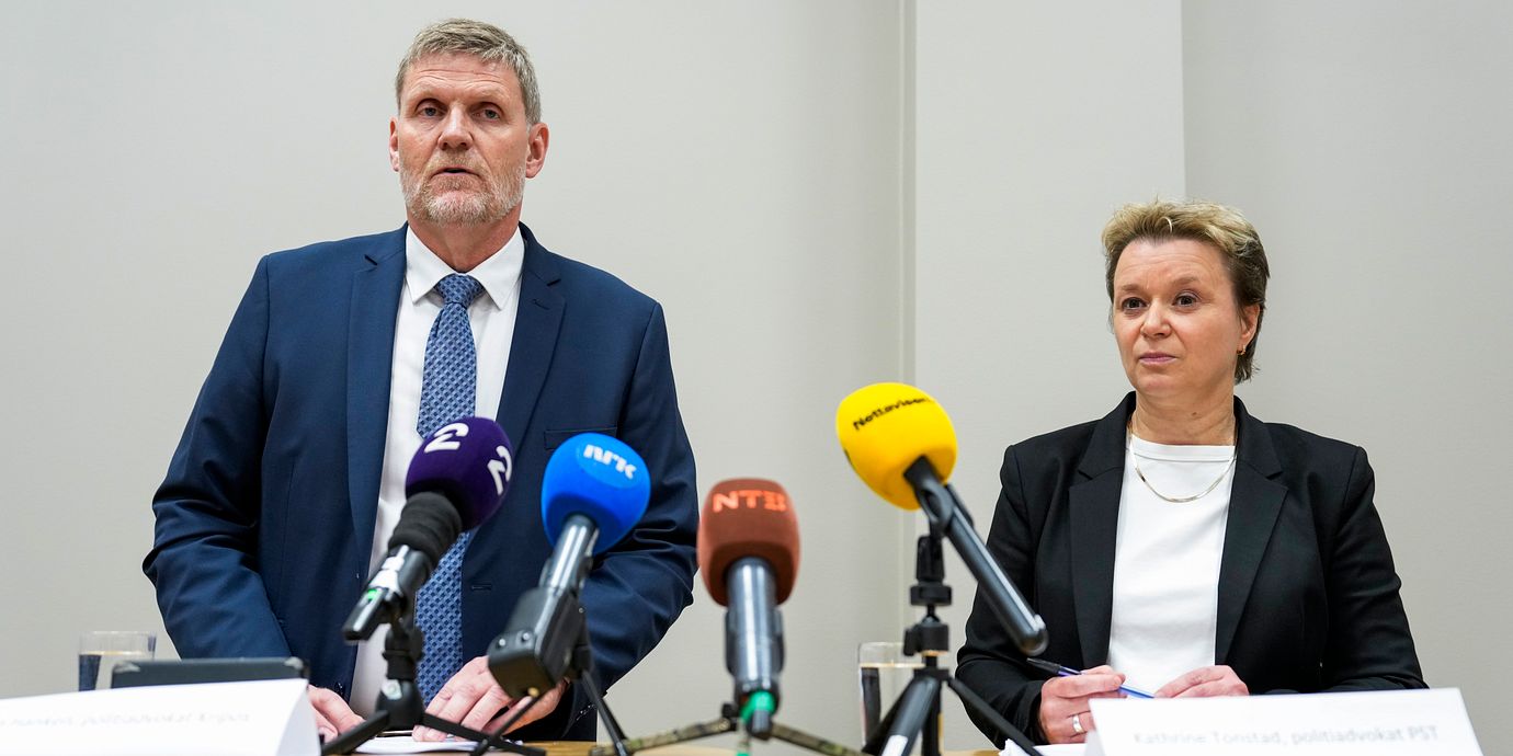 Åklagare Espen Hanken vid Kripos och Kathrine Tonstad vid PST under en presskonferens på tisdagen.