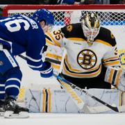 Linus Ullmark räddar skott från Mitchell Marner 