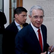 Arkivfoto: Alvaro Uribe anländer till domstol för att förhöras om misstankarna om mutor till vittnen i Bogotá, Colombia, 8 oktober 2019. 