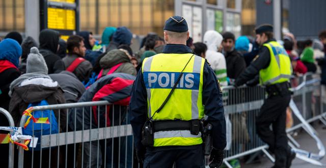 Poliser som bevakar migranter. Arkivbild.  Johan Nilsson/TT / TT NYHETSBYRÅN