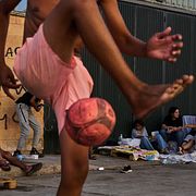 En migrant spelar fotboll i exklaven Ceuta.