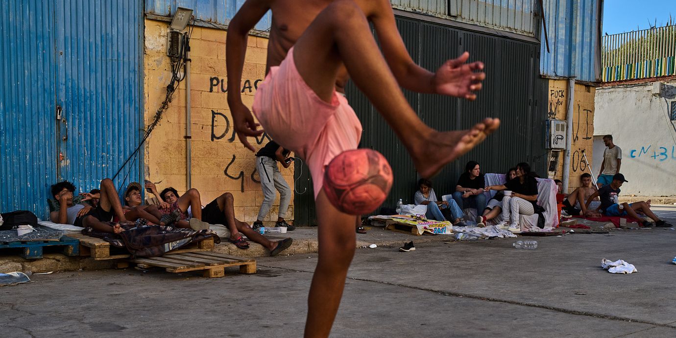 En migrant spelar fotboll i exklaven Ceuta.