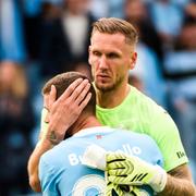Robin Olsen ger Gabriel Busanello en kram efter att MFF slagit Norrköping. 