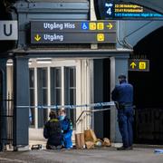 Polisens kriminaltekniker arbetar på perrongen  på Lund C.