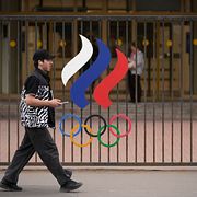 En man passerar utanför den ryska olympiska kommitténs byggnad i Moskva.