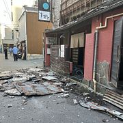 En kollapsad butik i Kumamoto på tisdagen.