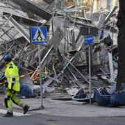 En stor byggnadställning på Avenyn i Göteborg rasade på tisdagseftermiddagen.