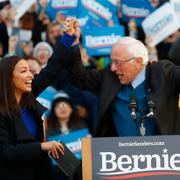 Alexandria Ocasio-Cortez och Bernie Sanders. 