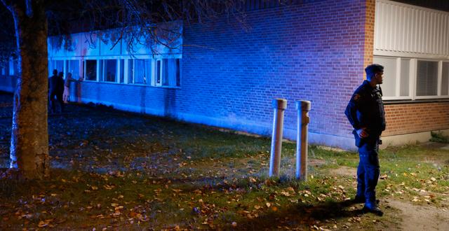 Polisen på plats efter lördagens dödliga skjutning i Ronna. Christine Olsson / TT NYHETSBYRÅN