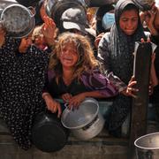 Palestinier i en matkö i Gaza.