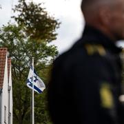 Dansk militär och polis på plats i området kring Israels ambassad i Hellerup efter att två handgranater exploderat i området den 2 oktober 2024. 