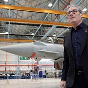 Stridsflyget Typhoon, som ska skickas till Hormuzsundet, bakom den brittiske premiärministern Keir Starmer.