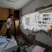 En kvinna i sin sönderbombade lägenhet i Bat Yam efter nattens iranska attack. 