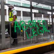 ”Legala aborter” har någon skrivit vid en busstation i Guatemala city.